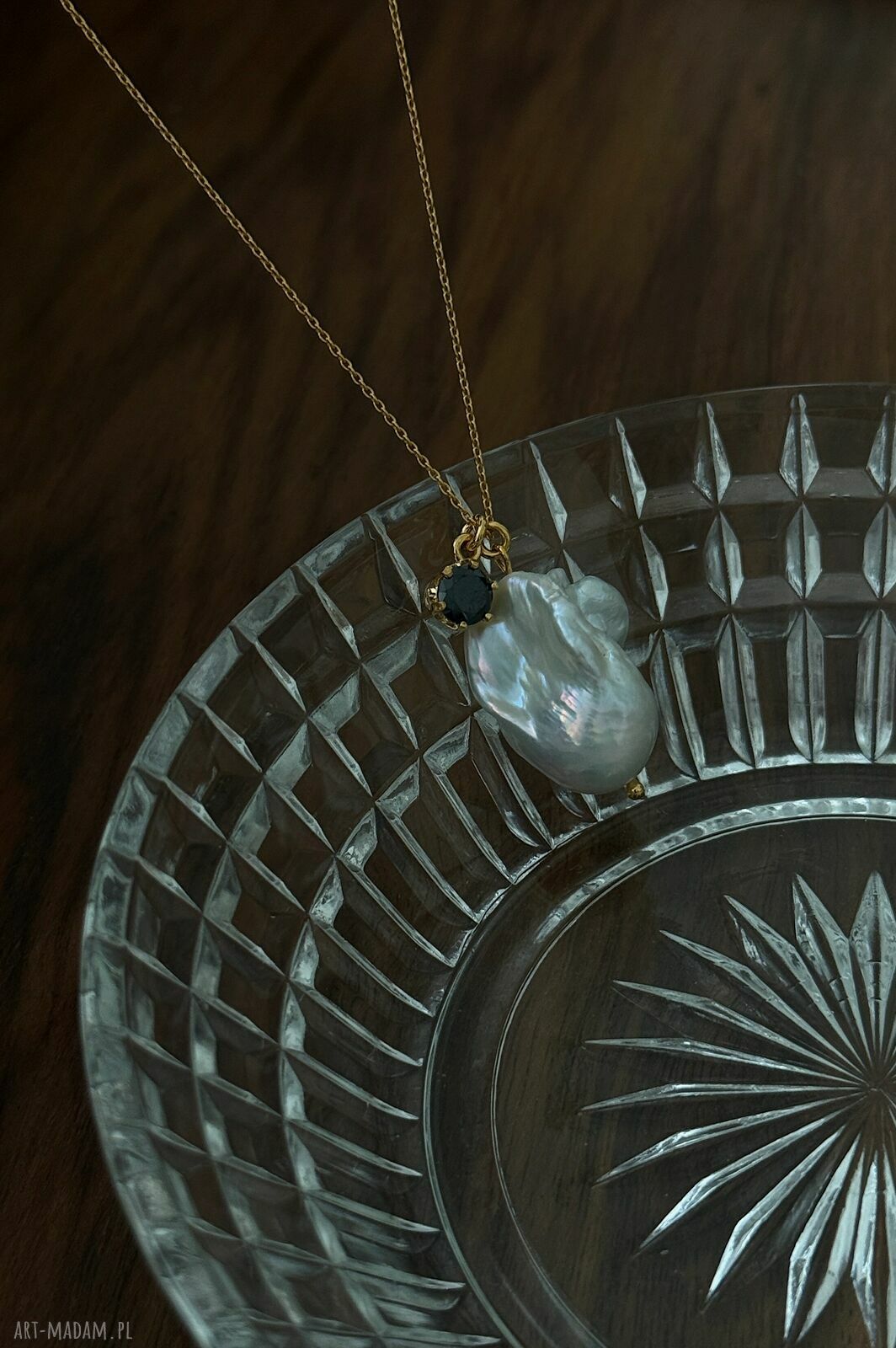 naszyjniki: Złoty naszyjnik z barokową perłą i czarną cyrkonią Handmade