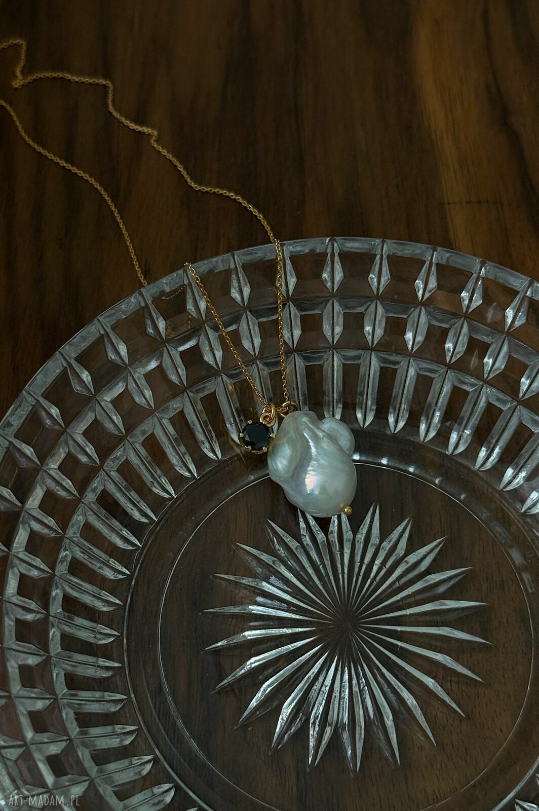 naszyjniki: Złoty naszyjnik z barokową perłą i czarną cyrkonią Handmade