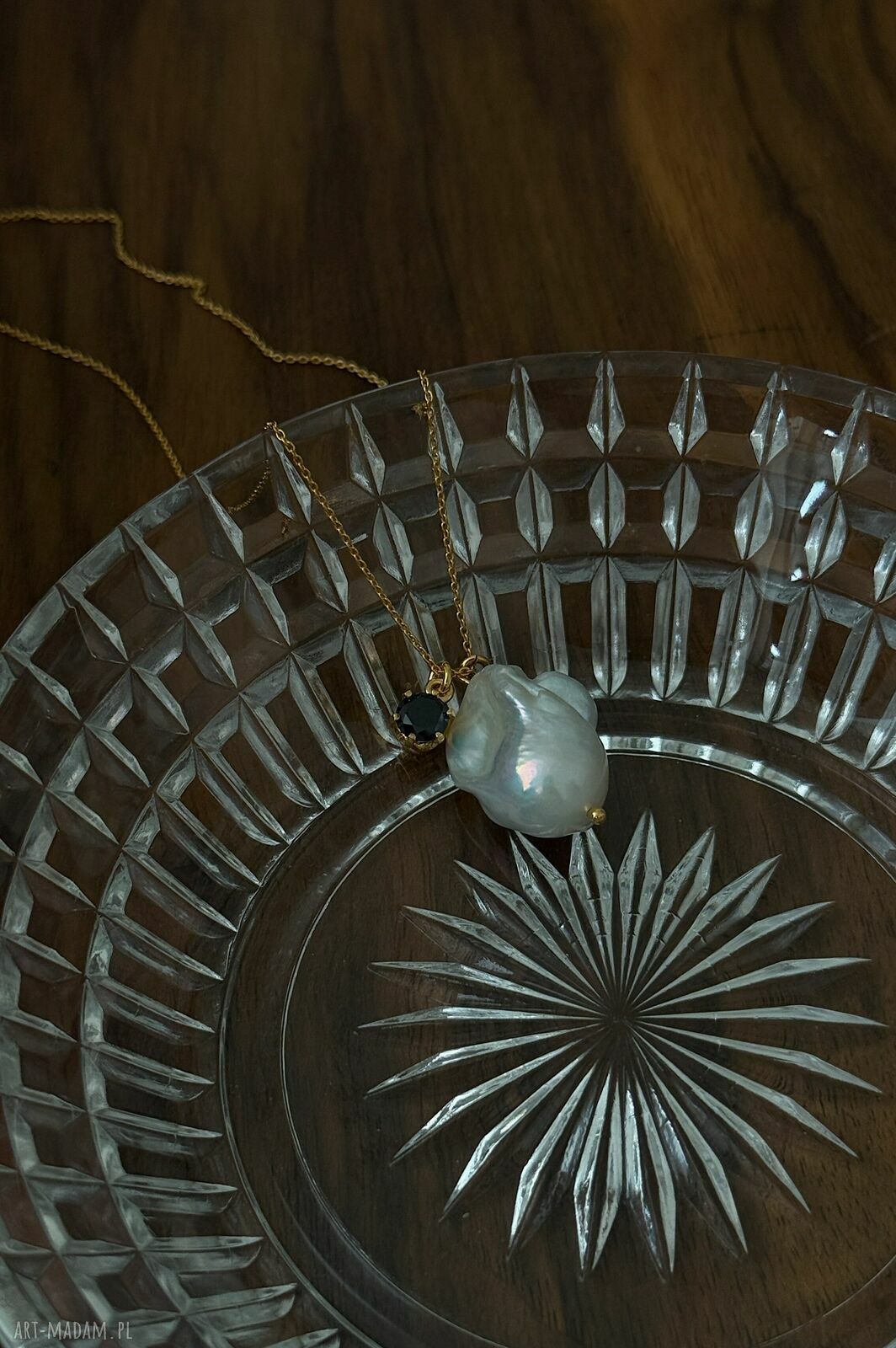 naszyjniki: Złoty naszyjnik z barokową perłą i czarną cyrkonią Handmade