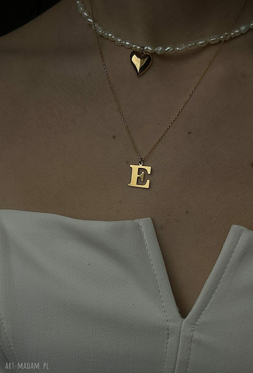naszyjniki: Złoty naszyjnik z dużą literą hand made