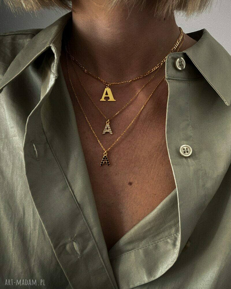 naszyjniki: Złoty naszyjnik z literką wysadzaną bezbarwnymi kryształkami Handmade