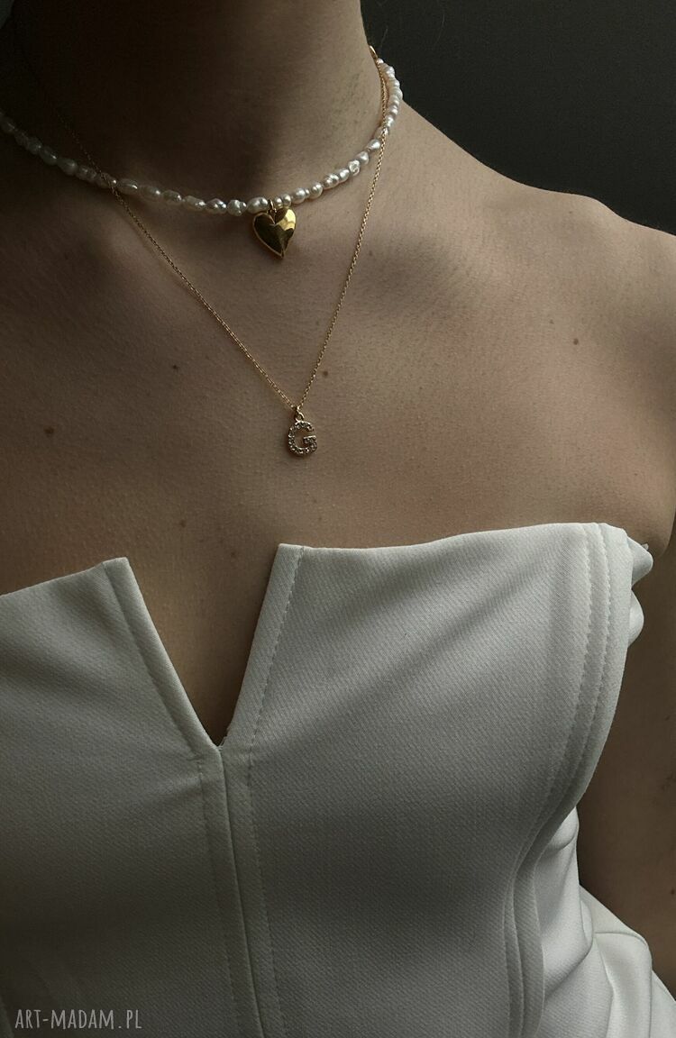 naszyjniki: Złoty naszyjnik z literką wysadzaną bezbarwnymi kryształkami Handmade