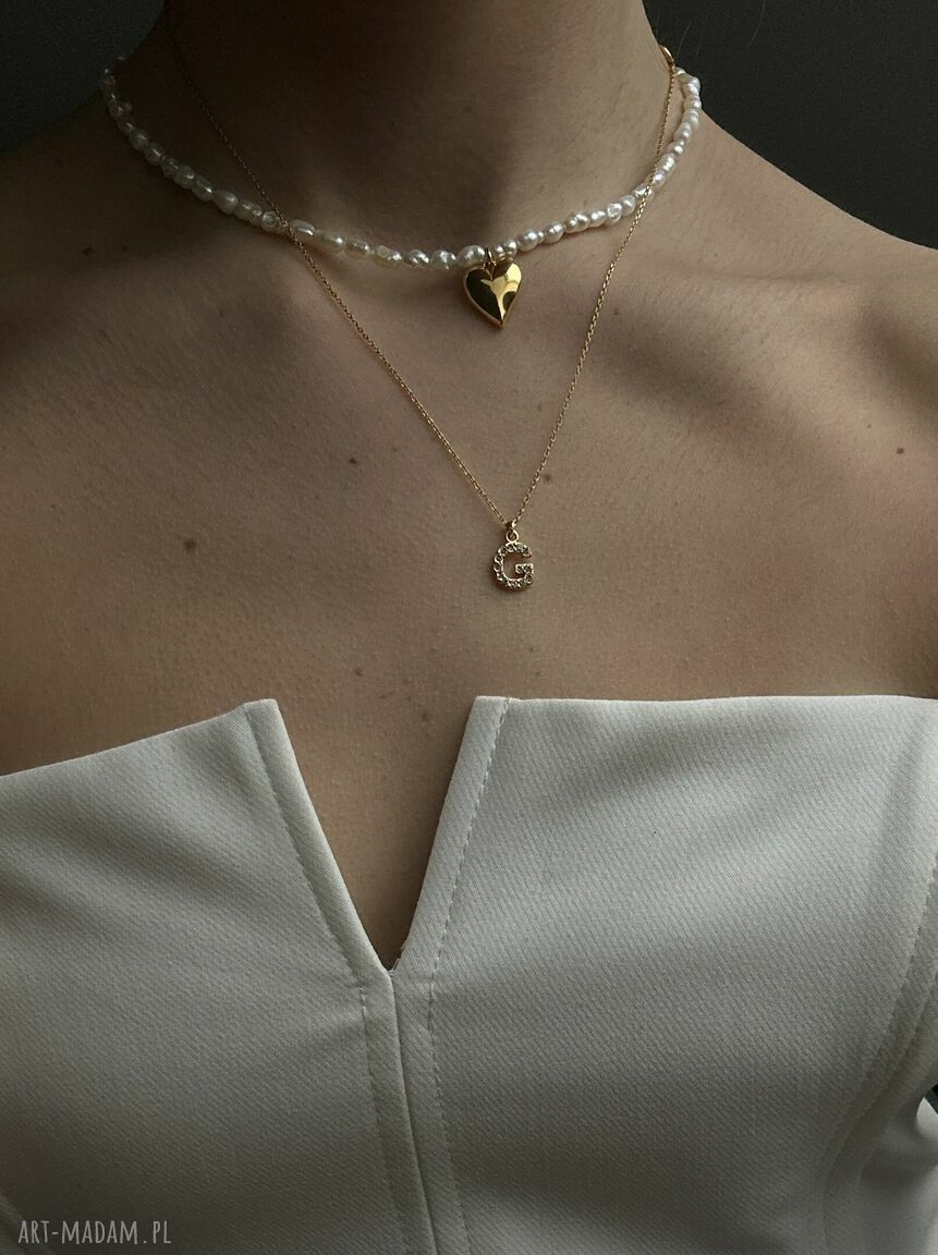 naszyjniki: Złoty naszyjnik z literką wysadzaną bezbarwnymi kryształkami Handmade