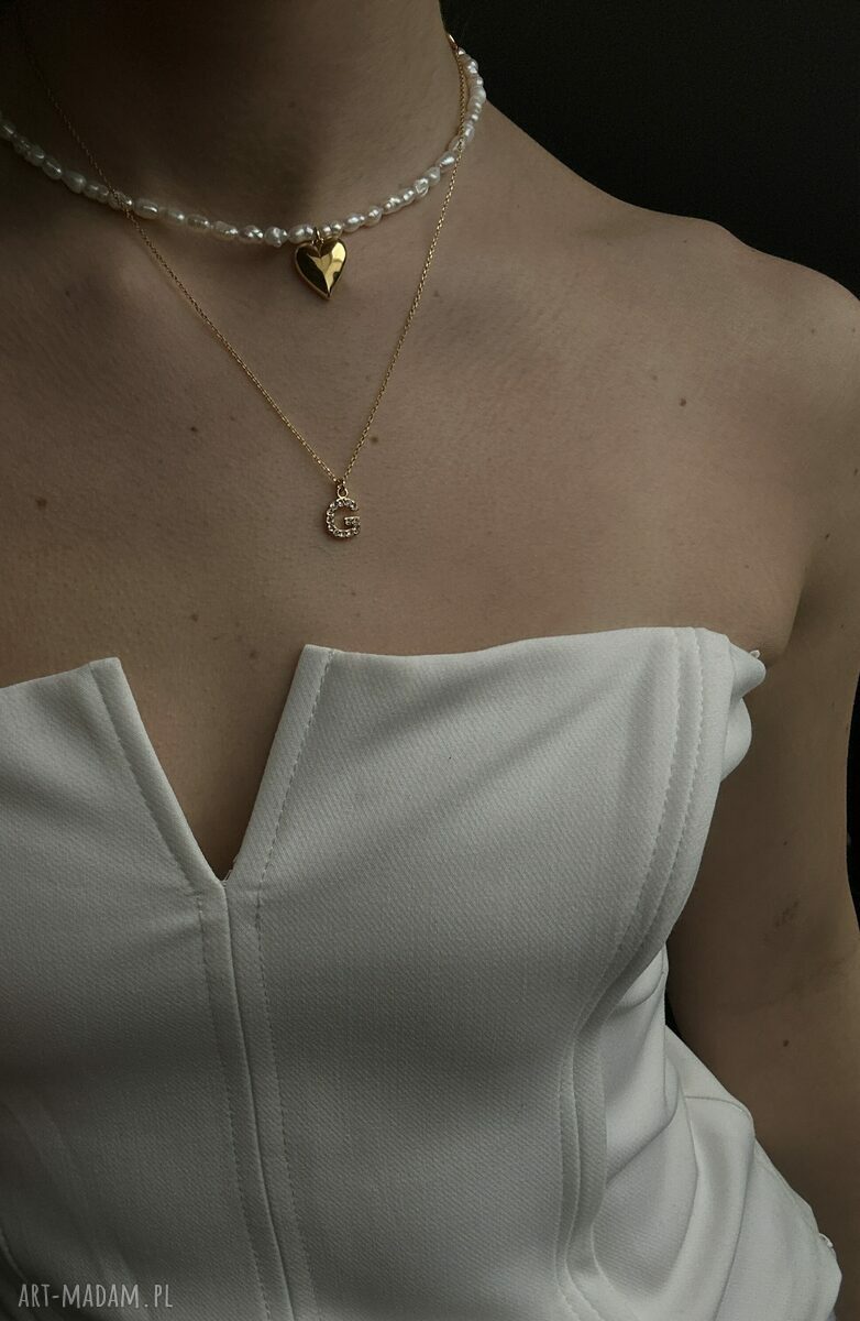 naszyjniki: Złoty naszyjnik z literką wysadzaną bezbarwnymi kryształkami Handmade