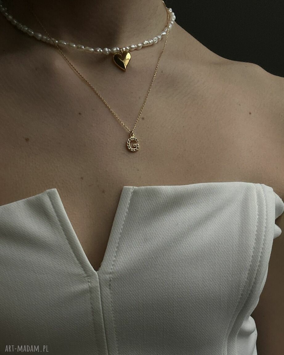 naszyjniki: Złoty naszyjnik z literką wysadzaną bezbarwnymi kryształkami Handmade