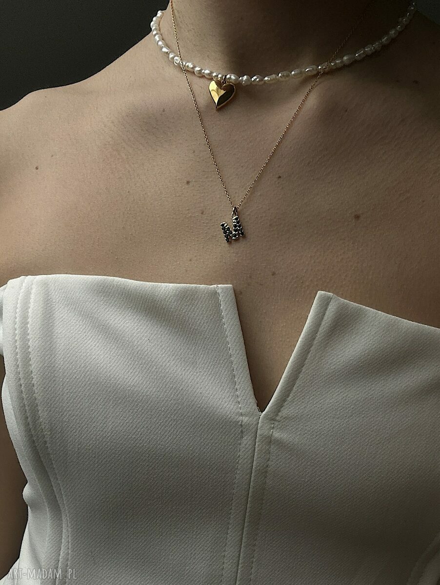 naszyjniki: Złoty naszyjnik z literką wysadzaną czarnymi kryształkami hand made