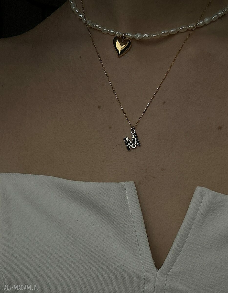 naszyjniki: Złoty naszyjnik z literką wysadzaną czarnymi kryształkami hand made