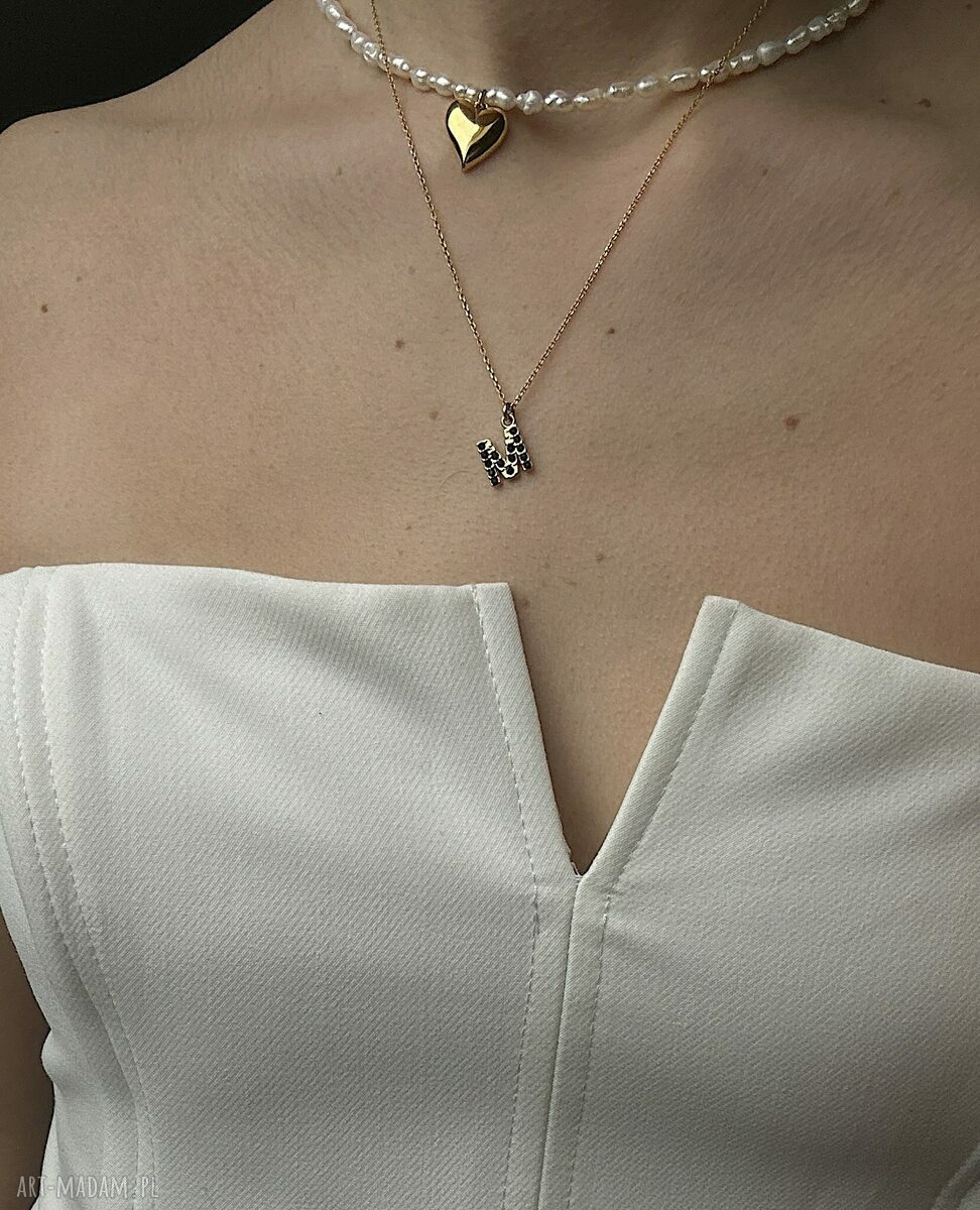 naszyjniki: Złoty naszyjnik z literką wysadzaną czarnymi kryształkami hand made