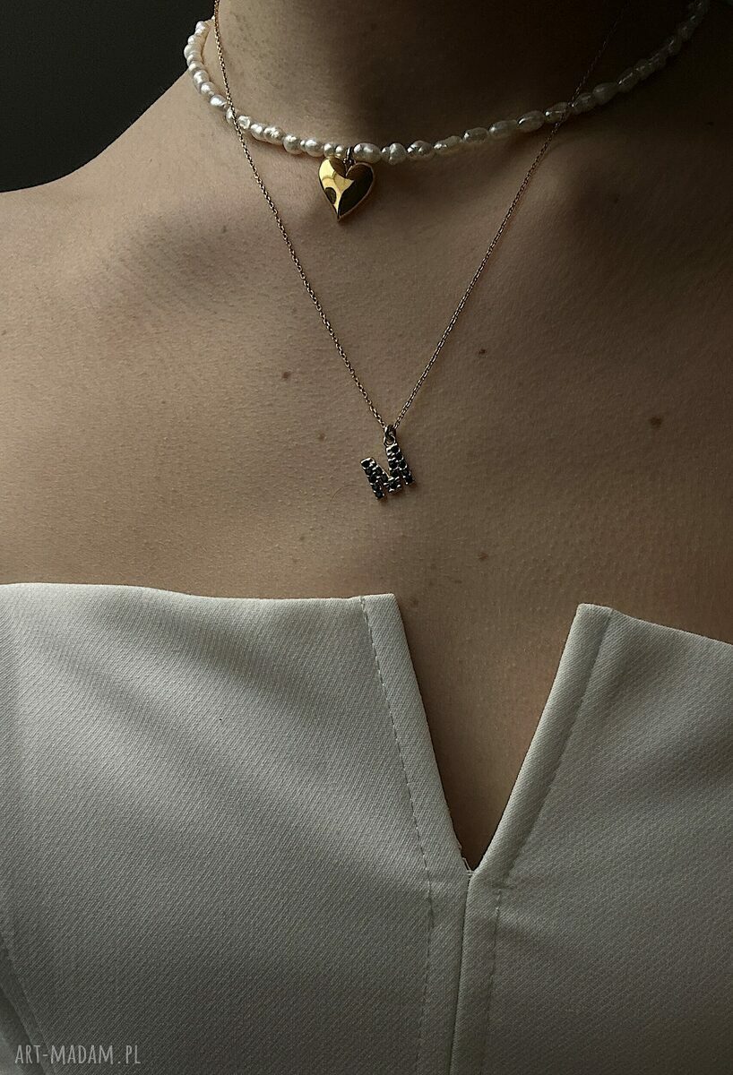 naszyjniki: Złoty naszyjnik z literką wysadzaną czarnymi kryształkami hand made