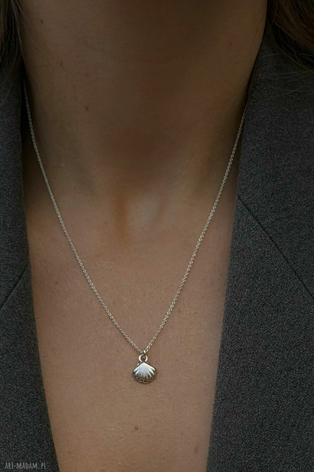 naszyjniki: Złoty naszyjnik z muszelką handmade