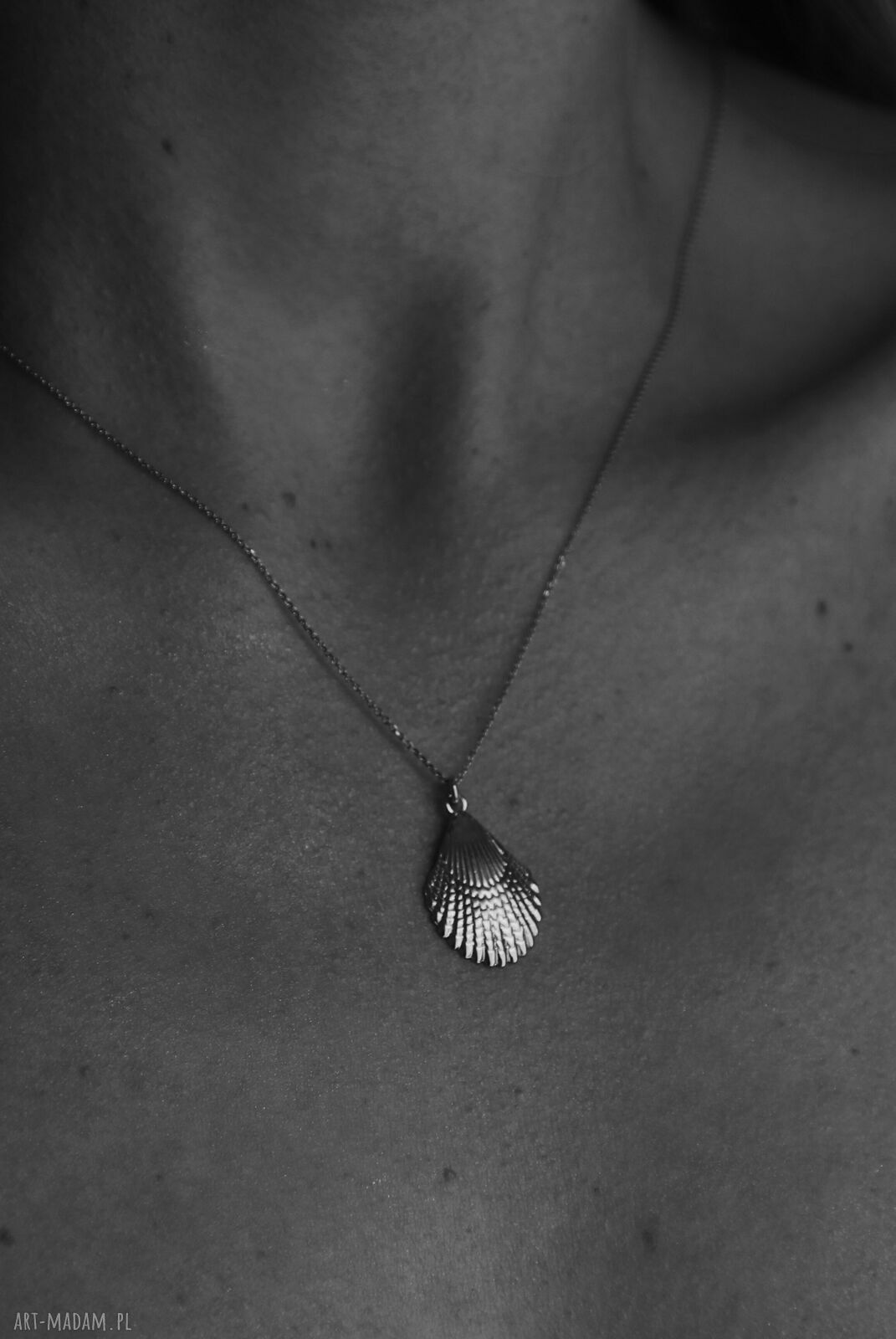 naszyjniki: Złoty naszyjnik z muszlą handmade