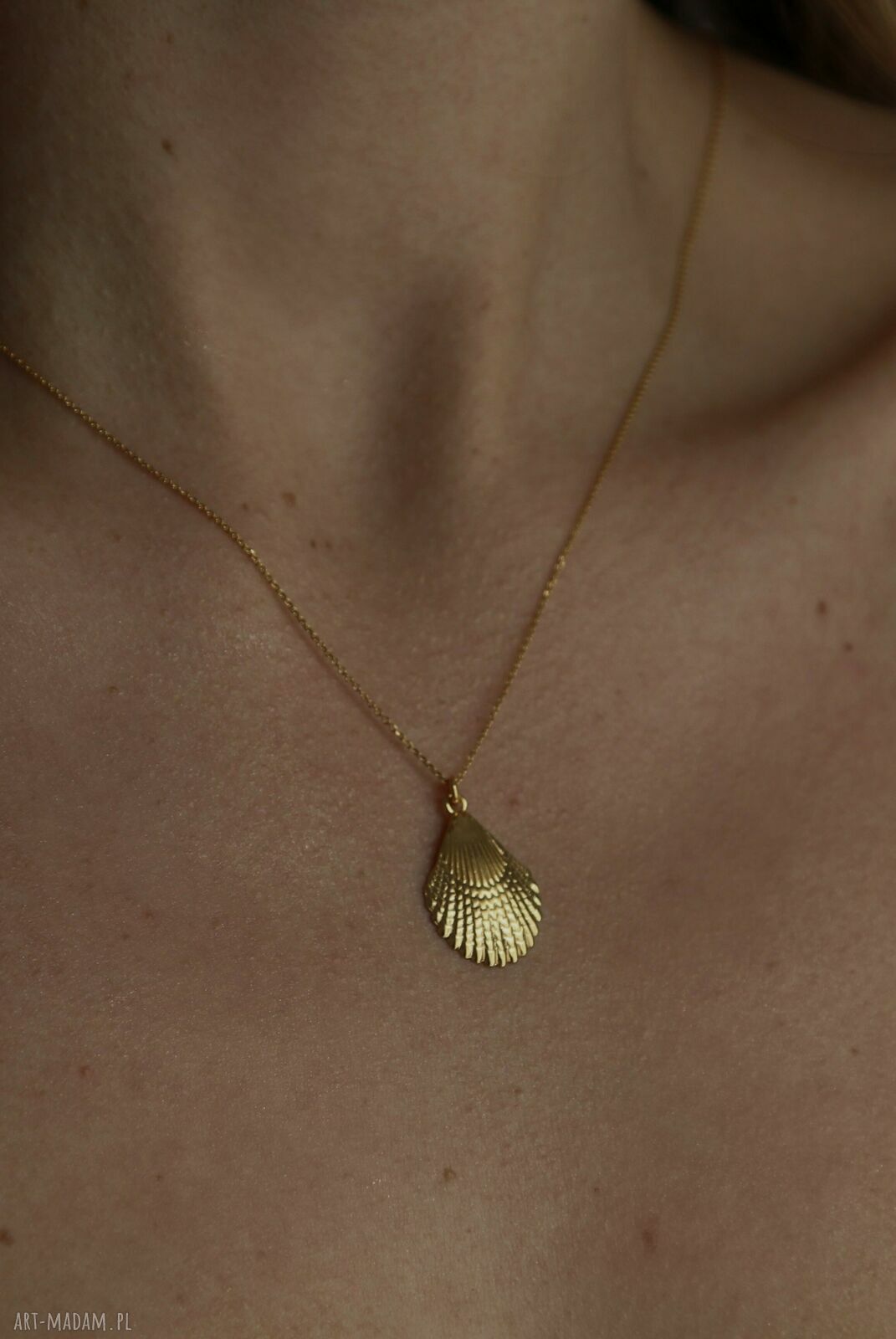 naszyjniki: Złoty naszyjnik z muszlą handmade