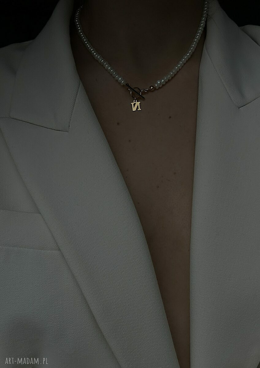 naszyjniki: Złoty naszyjnik z pereł naturalnych z literką 45 cm HandMade