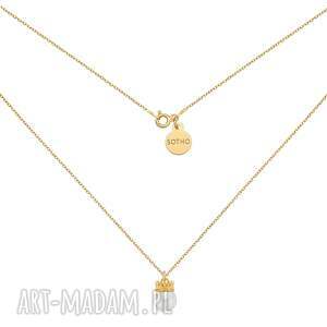 złoty naszyjnik z perłą w koronie