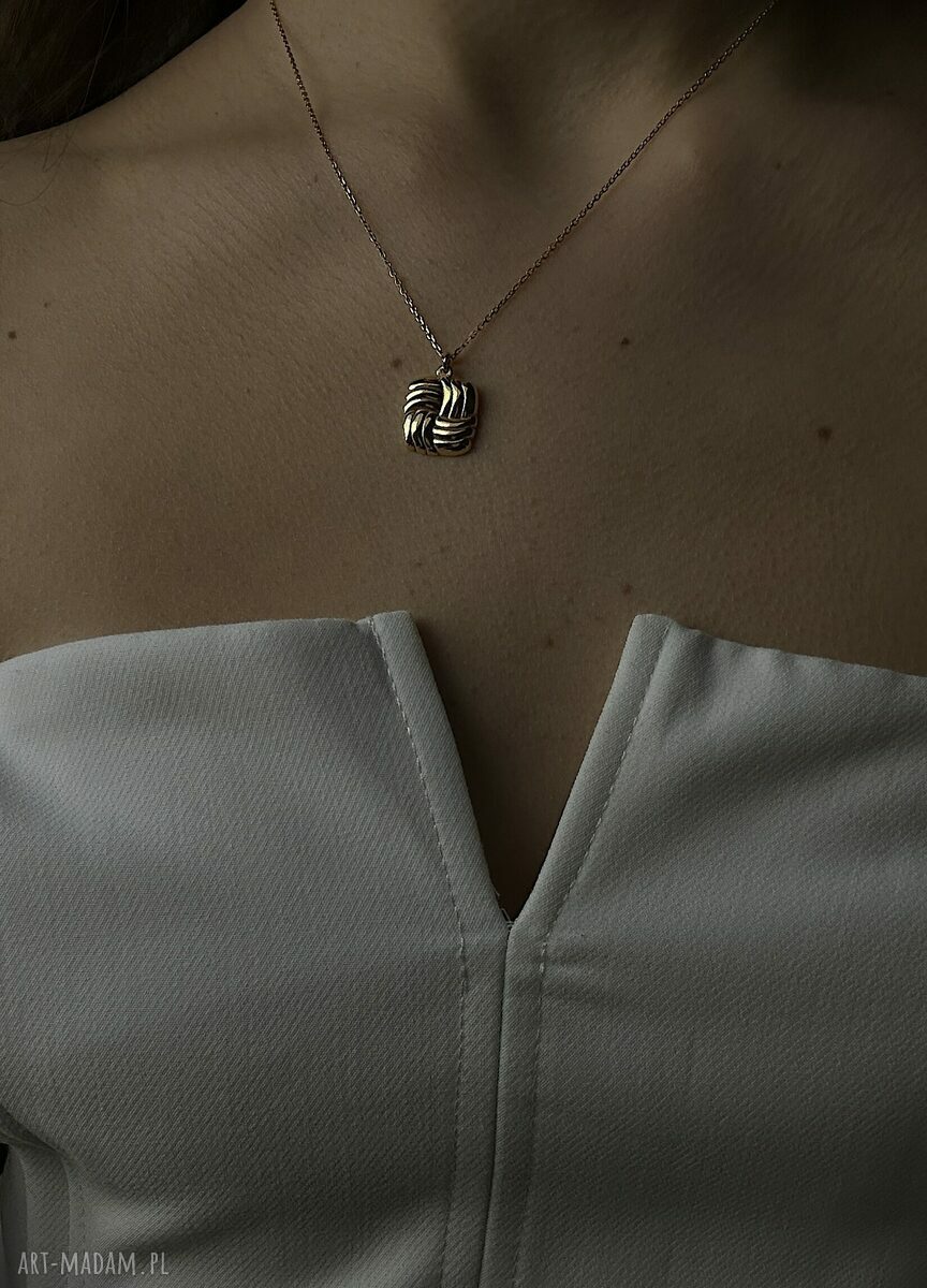 naszyjniki: Złoty naszyjnik z retro kwadratem hand made