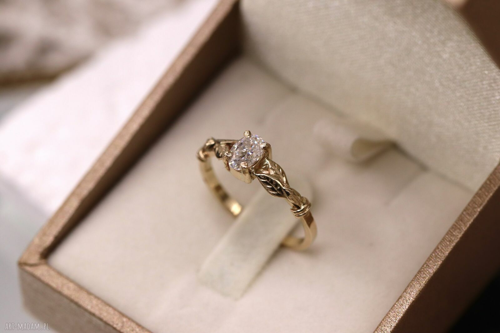 Złoty pierścionek Cyklamenka z moissanitem - złoto 585