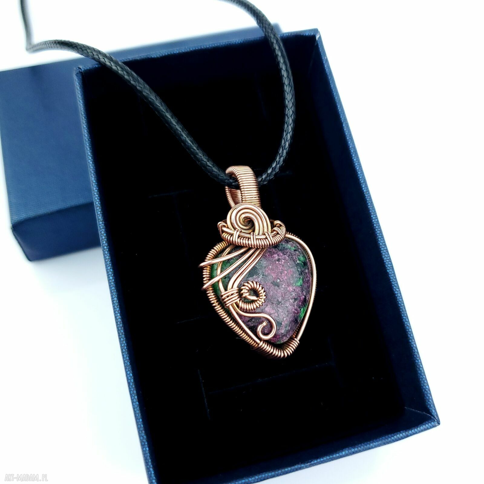 Zoisyt z rubinem wisiorek wire wrapping - serce z oksydowanej miedzi