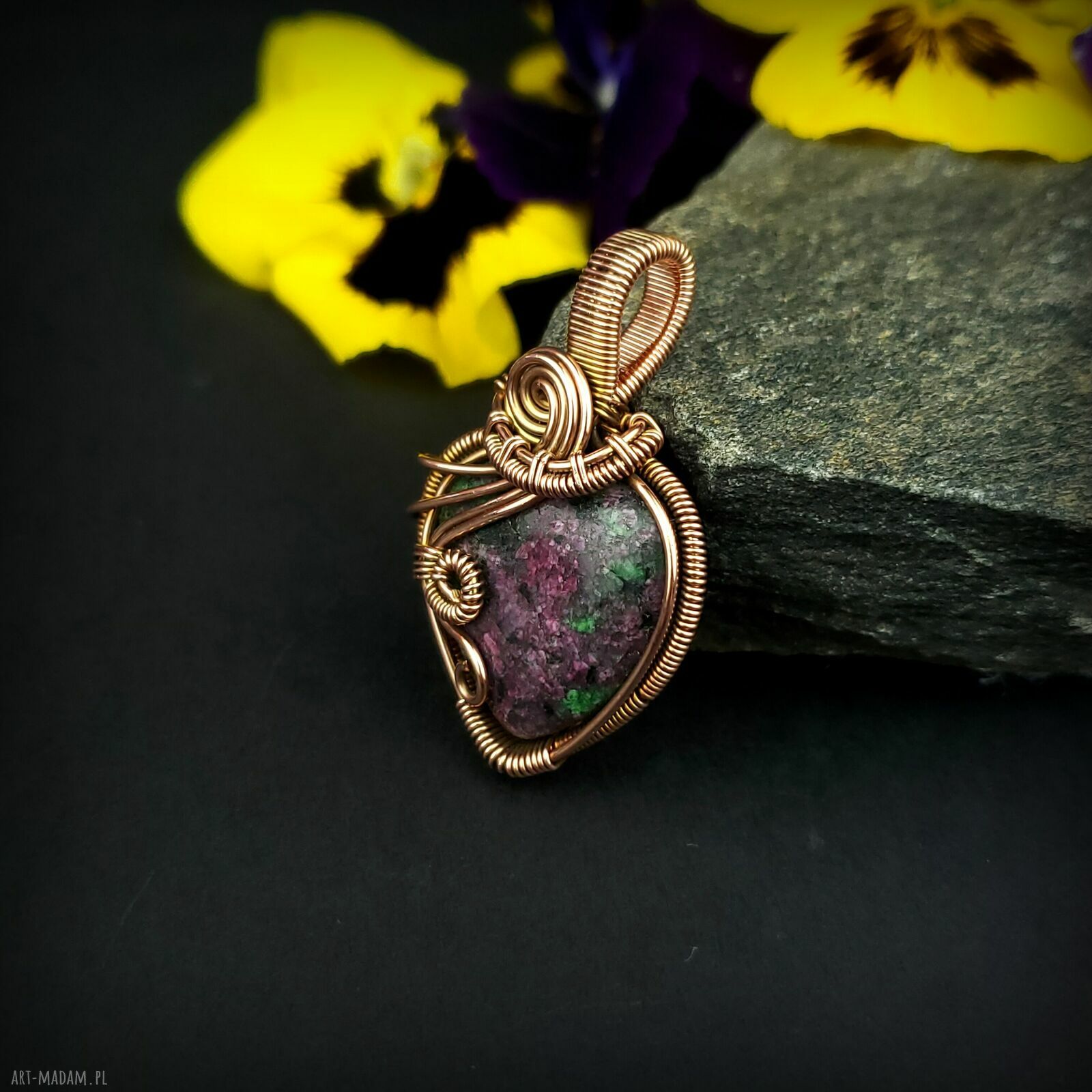 Zoisyt z rubinem wisiorek wire wrapping - serce z oksydowanej miedzi