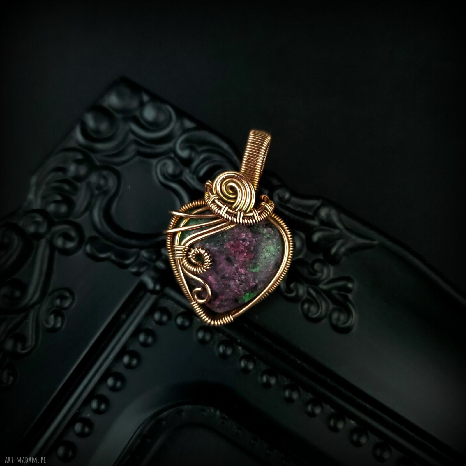 Zoisyt z rubinem wisiorek wire wrapping - serce z oksydowanej miedzi