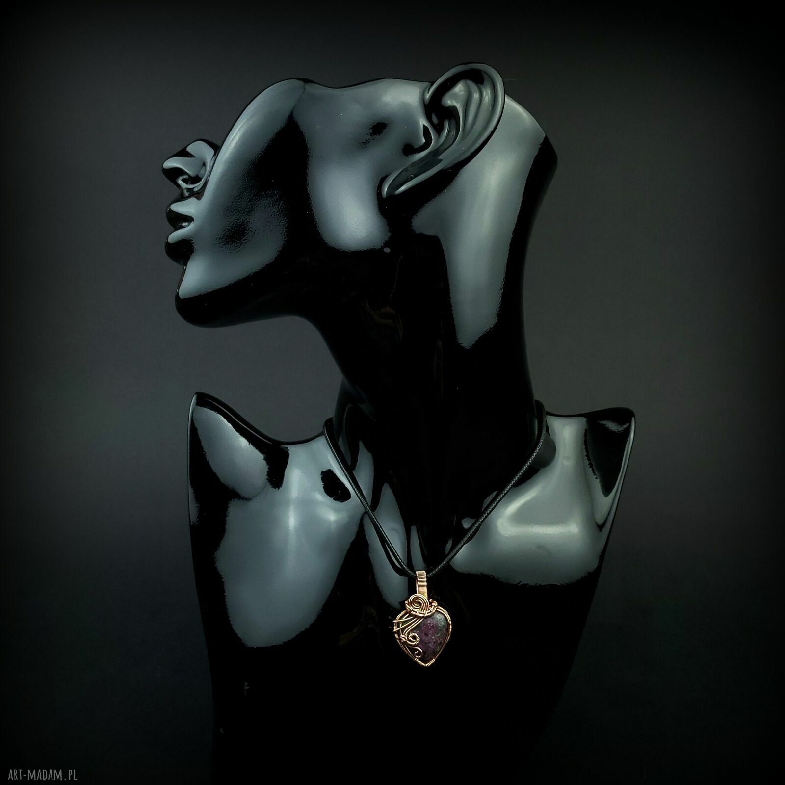 Zoisyt z rubinem wisiorek wire wrapping - serce z oksydowanej miedzi