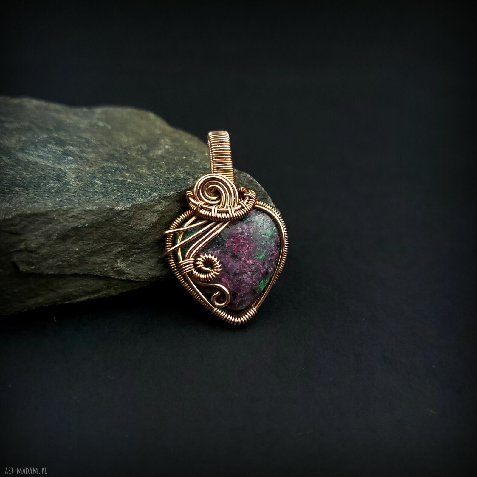 Zoisyt z rubinem wisiorek wire wrapping - serce z oksydowanej miedzi
