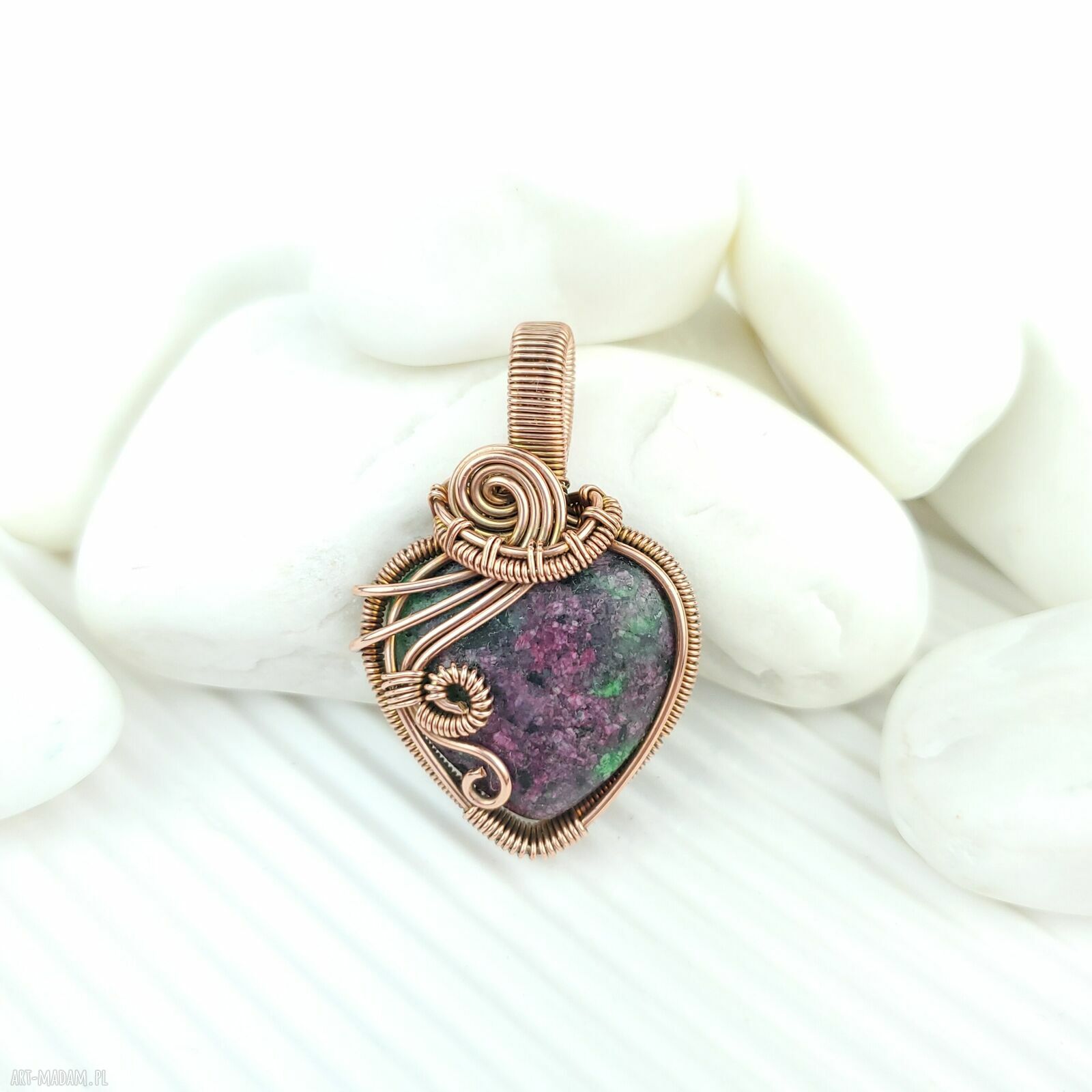 Zoisyt z rubinem wisiorek wire wrapping - serce z oksydowanej miedzi