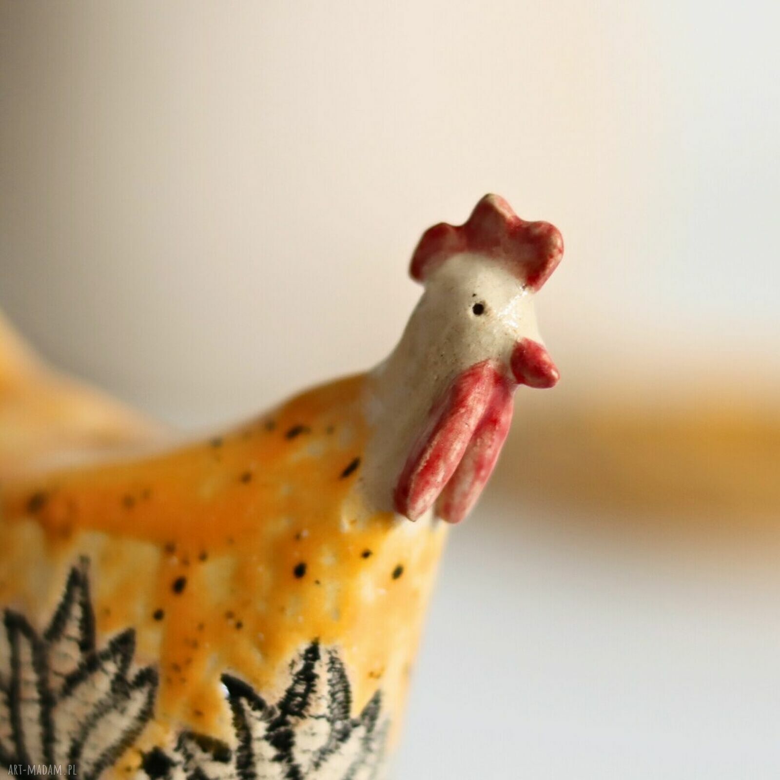 Ręcznie lepiona, żółta ceramiczna kurka z jajowatą miseczką na Wielkanoc