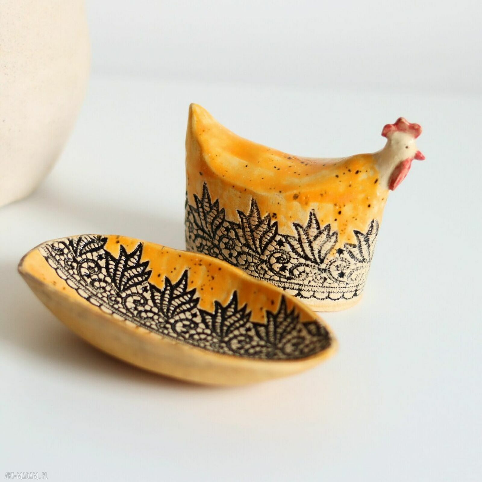 Ręcznie lepiona, żółta ceramiczna kurka z jajowatą miseczką na Wielkanoc