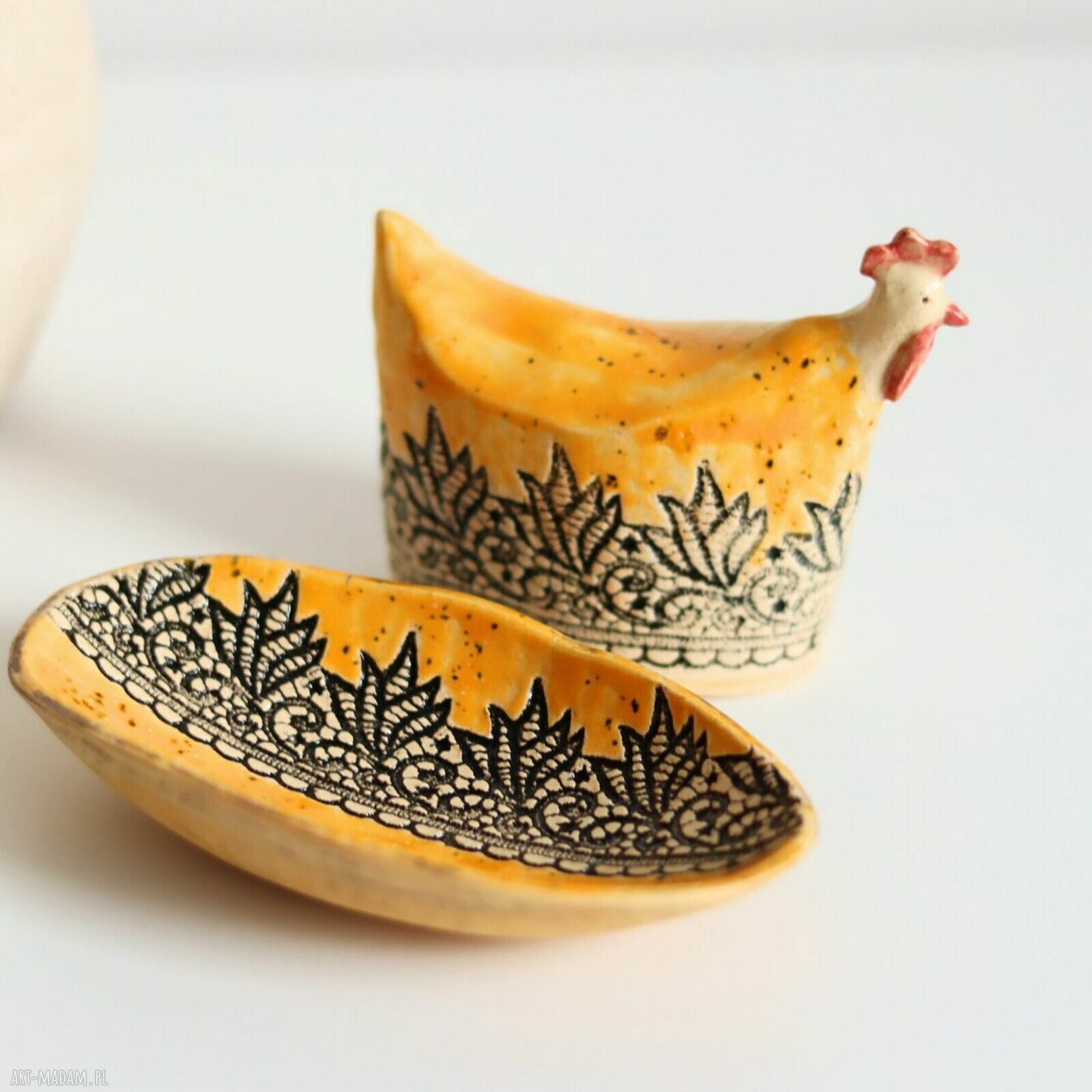 Ręcznie lepiona, żółta ceramiczna kurka z jajowatą miseczką na Wielkanoc