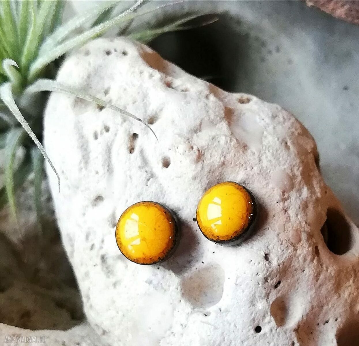 Żółte okrągłe kolczyki ceramiczne na antyalergicznych sztyftach - lekkie i ekologiczne