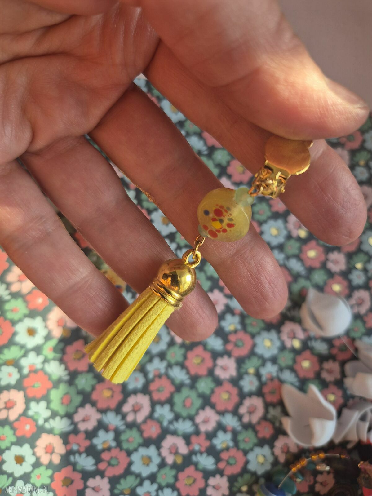 Żółte klipsy z chwostami - lekkie boho i etno