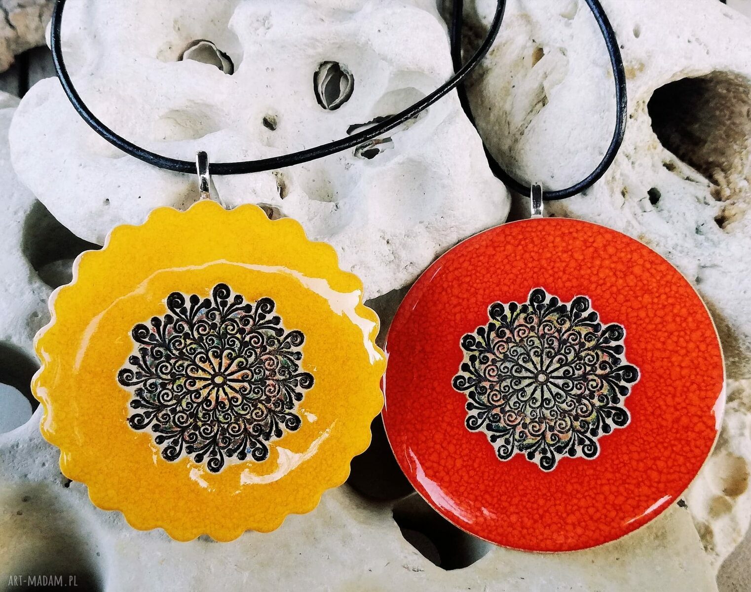 Żółty wisiorek ceramiczny z mandalą - energetyczny naszyjnik boho