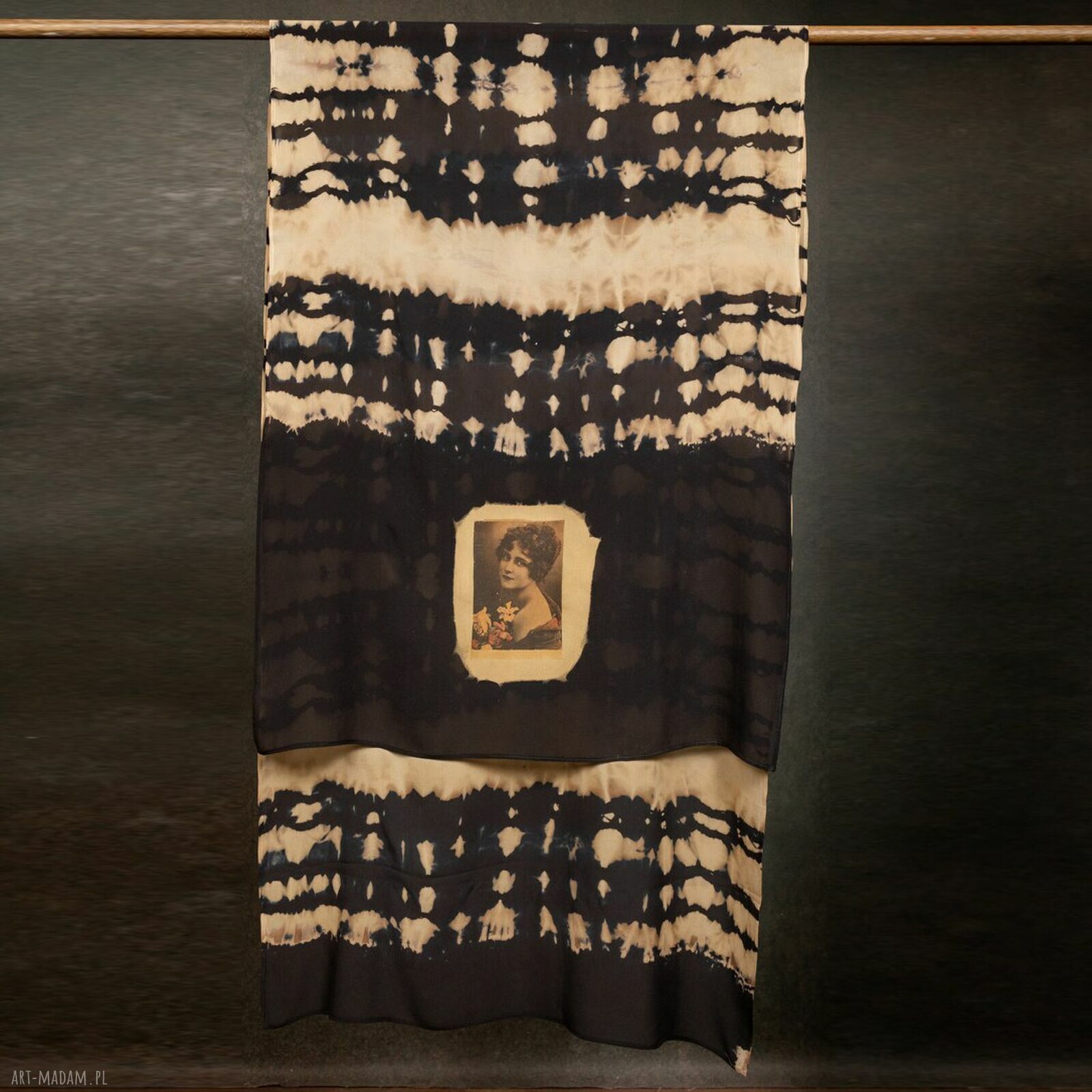 Duży szal jedwabny PORTRET z żorżety 100% silk - złoty beż i czerń