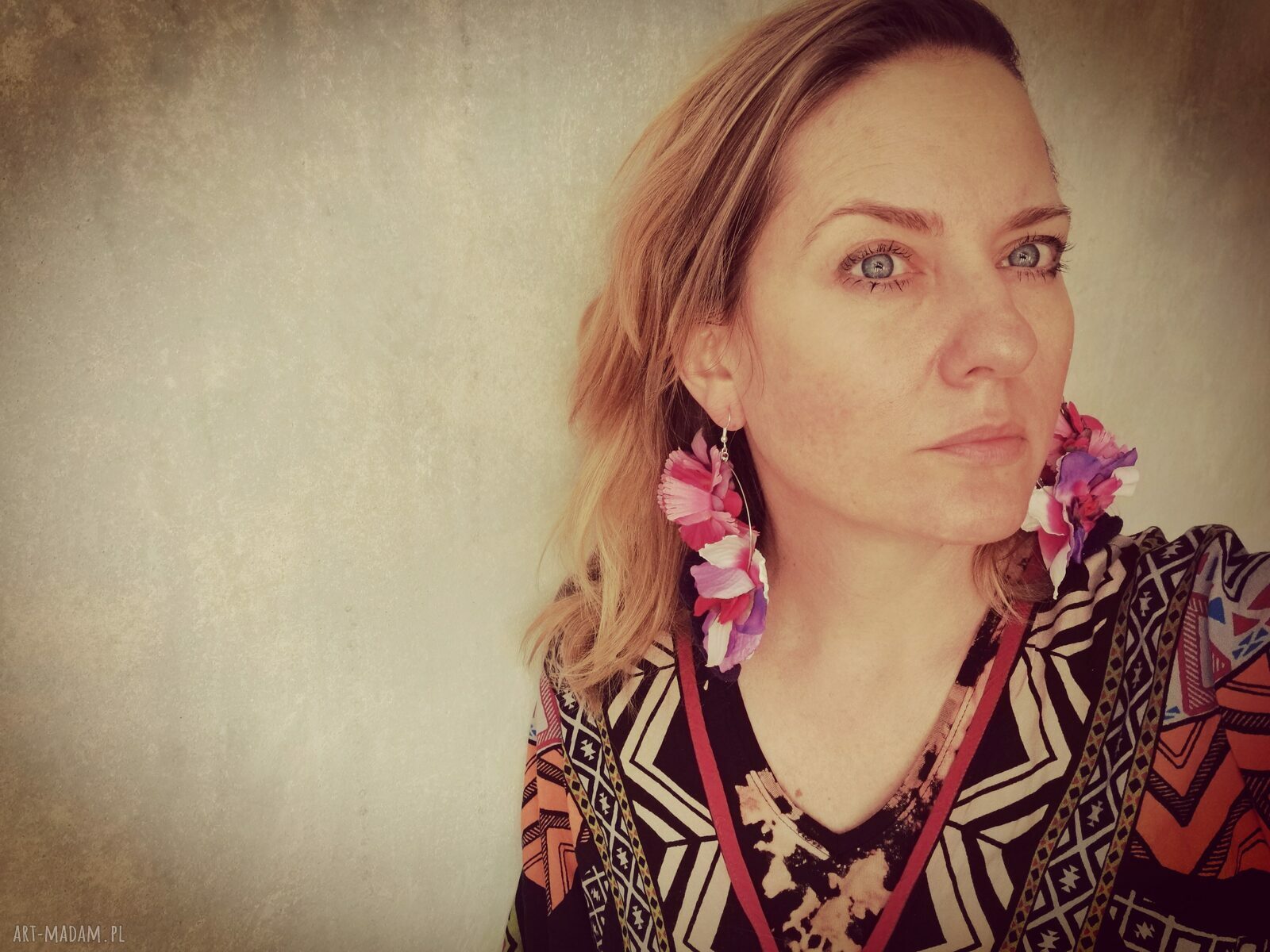 Kolczyki boho w formie bujnych kół z kwiatami i frędzlami