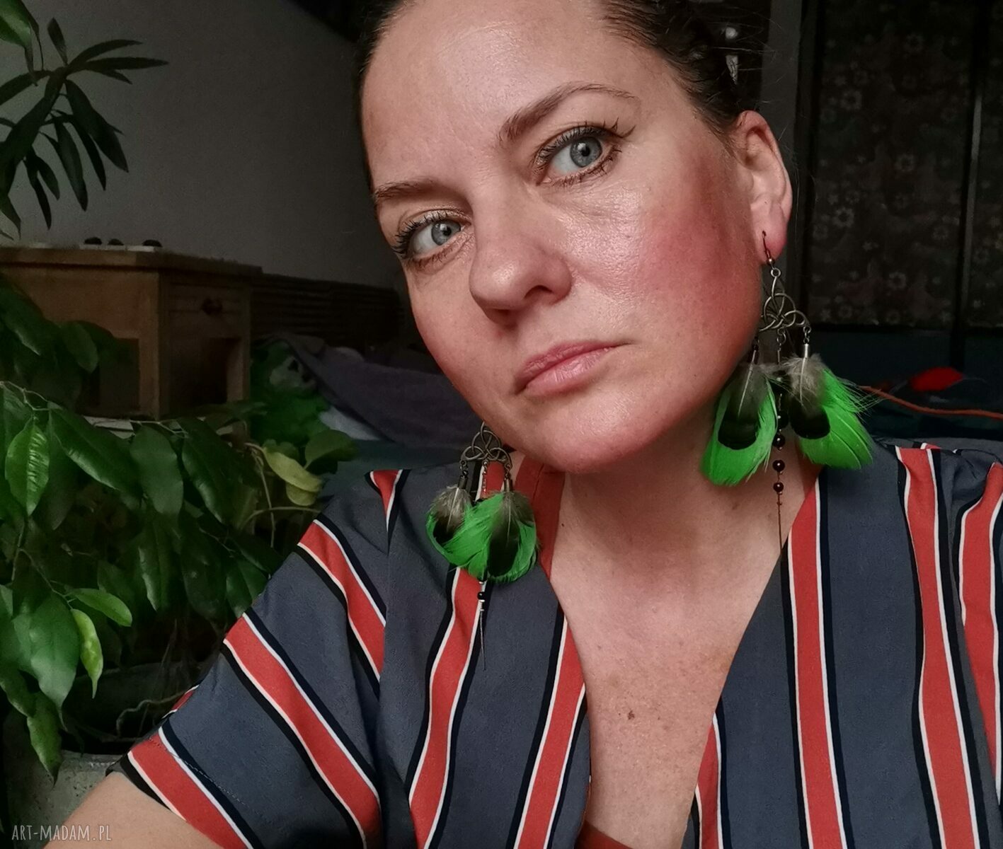 Zielone długie kolczyki boho z frędzlami z piór