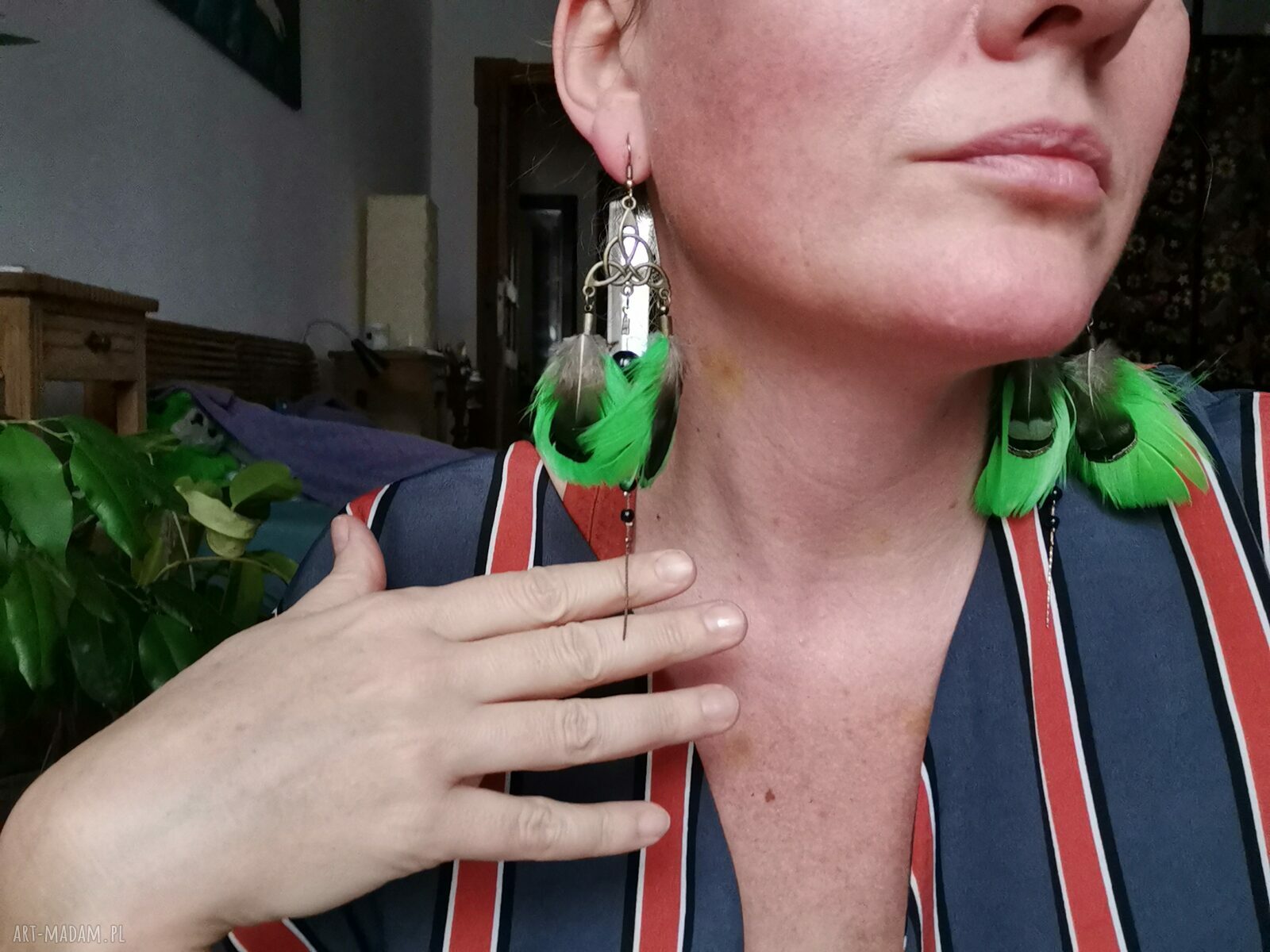 Zielone długie kolczyki boho z frędzlami z piór