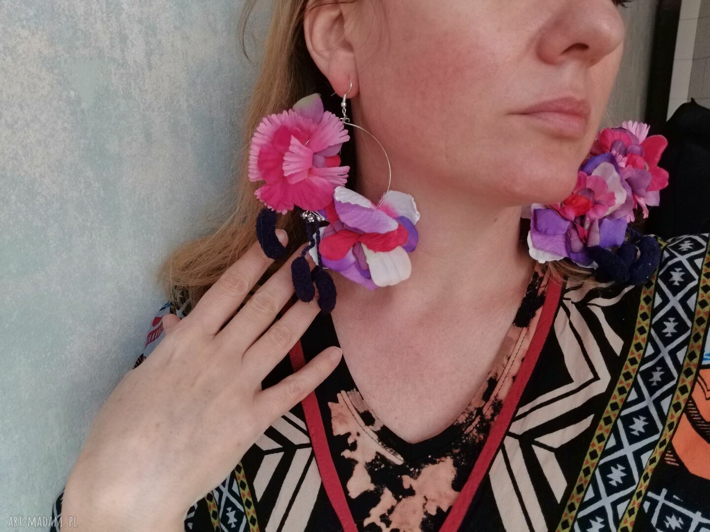 Kolczyki boho w formie bujnych kół z kwiatami i frędzlami