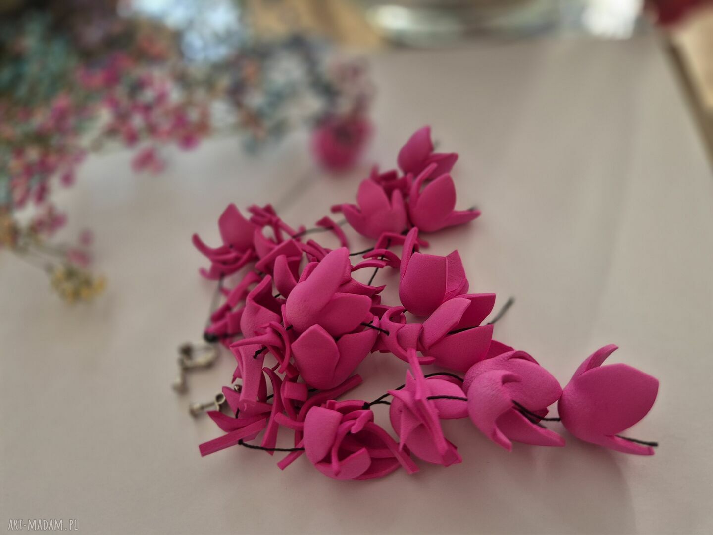 Amarantowe klipsy z piórami - długie, lekkie i handmade