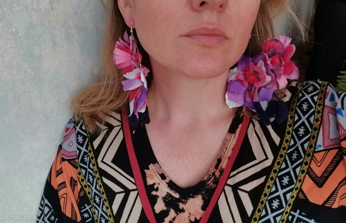 Kolczyki boho w formie bujnych kół z kwiatami i frędzlami