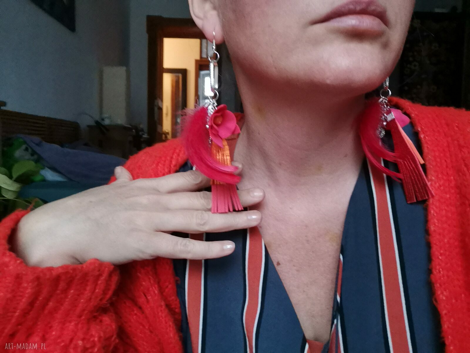 Długie, bujne kolczyki boho folk z frędzlami i piórami