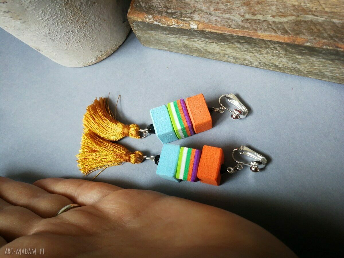 Klipsy boho folk z kolorowymi frędzlami - ręcznie robione klipsy w tęczowym stylu