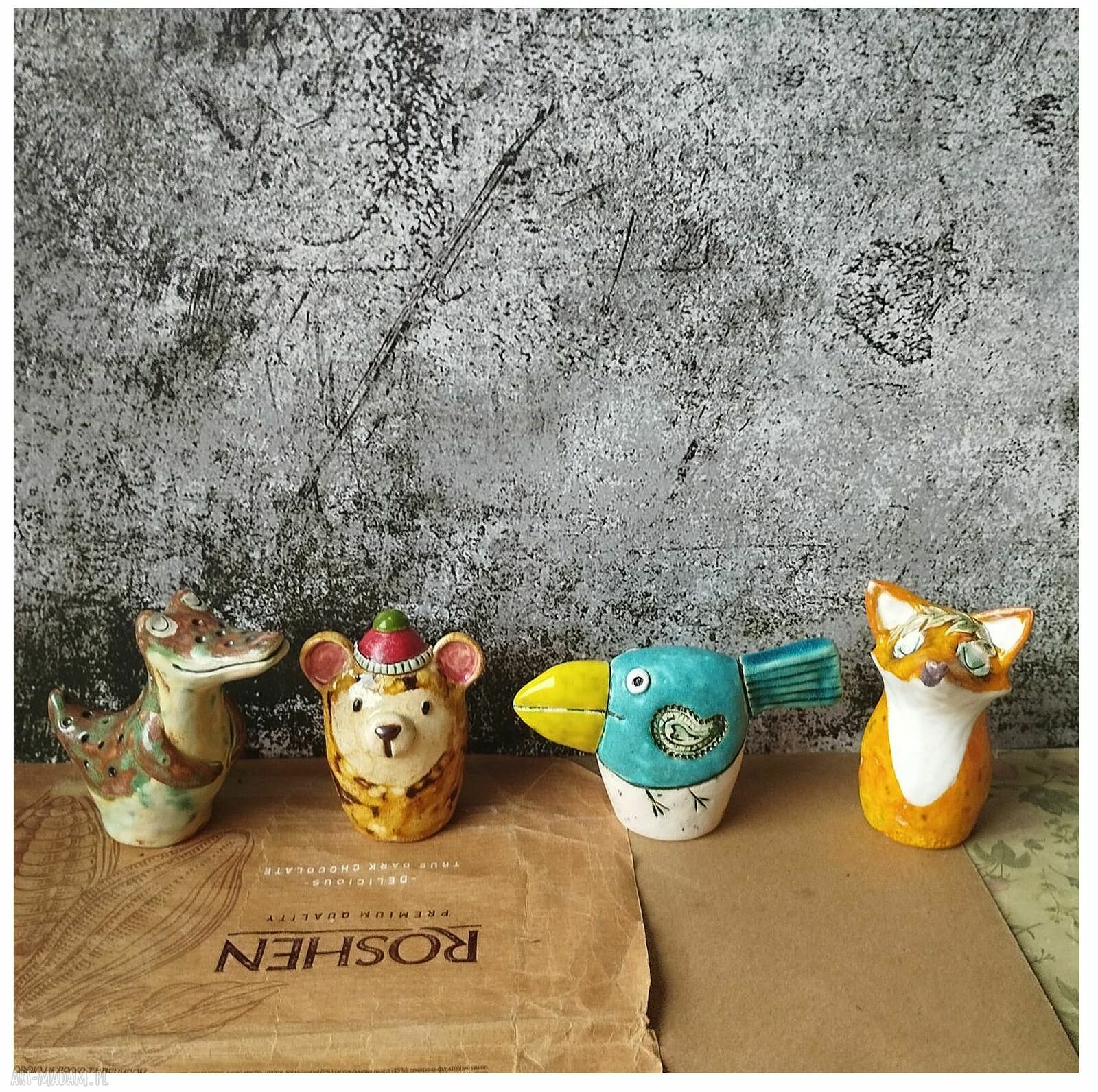 Zwierzątka ceramiczne - krokodyl wśród małych figur handmade