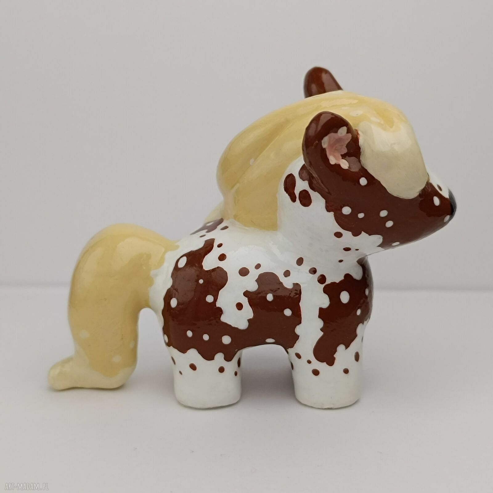 Urocza figurka brązowego konia ręcznie malowana (miniaturka dekoracyjna)