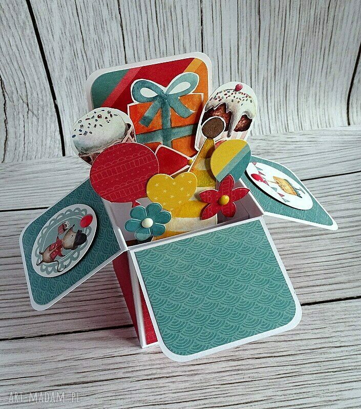 Życzenia nietuzinkowe na urodziny dziecka - kartka pop-up z personalizacją i kopertą 15x15 cm