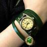 Zegarek ze skórzanym paskiem kilkakrotnie zakręcanym na ręku z ręcznie robioną zawieszką (kaboszonem) zegarki drzewa