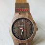 Ekologiczny, drewniany zegarek ze znacznikami godzin w kolorze srebrnym na tarczy wykonanej z drewna orzecha włoskiego. Lekki