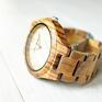 Ekologiczny, drewniany zegarek z grawerowanymi podziałkami godzinowymi na tarczy. Na drewnianej bransolecie. Prezent