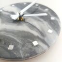 Elegancki zegar ścienny z żywicy epoksydowej - styl glamour i minimalistyczny