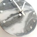 Elegancki zegar ścienny z żywicy epoksydowej - styl glamour i minimalistyczny