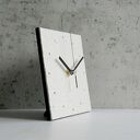 Minimalistyczny zegar do salonu